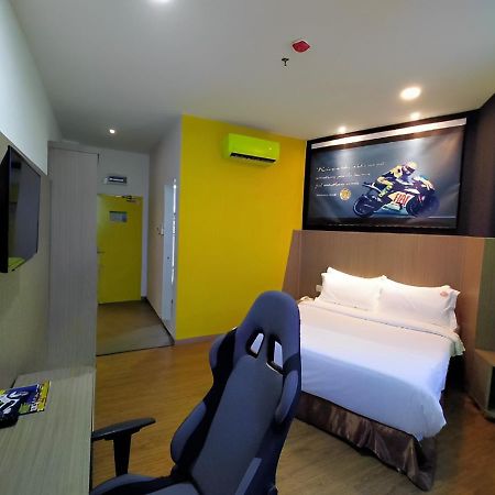 Hype Motorsport Hotel Nilai Eksteriør billede