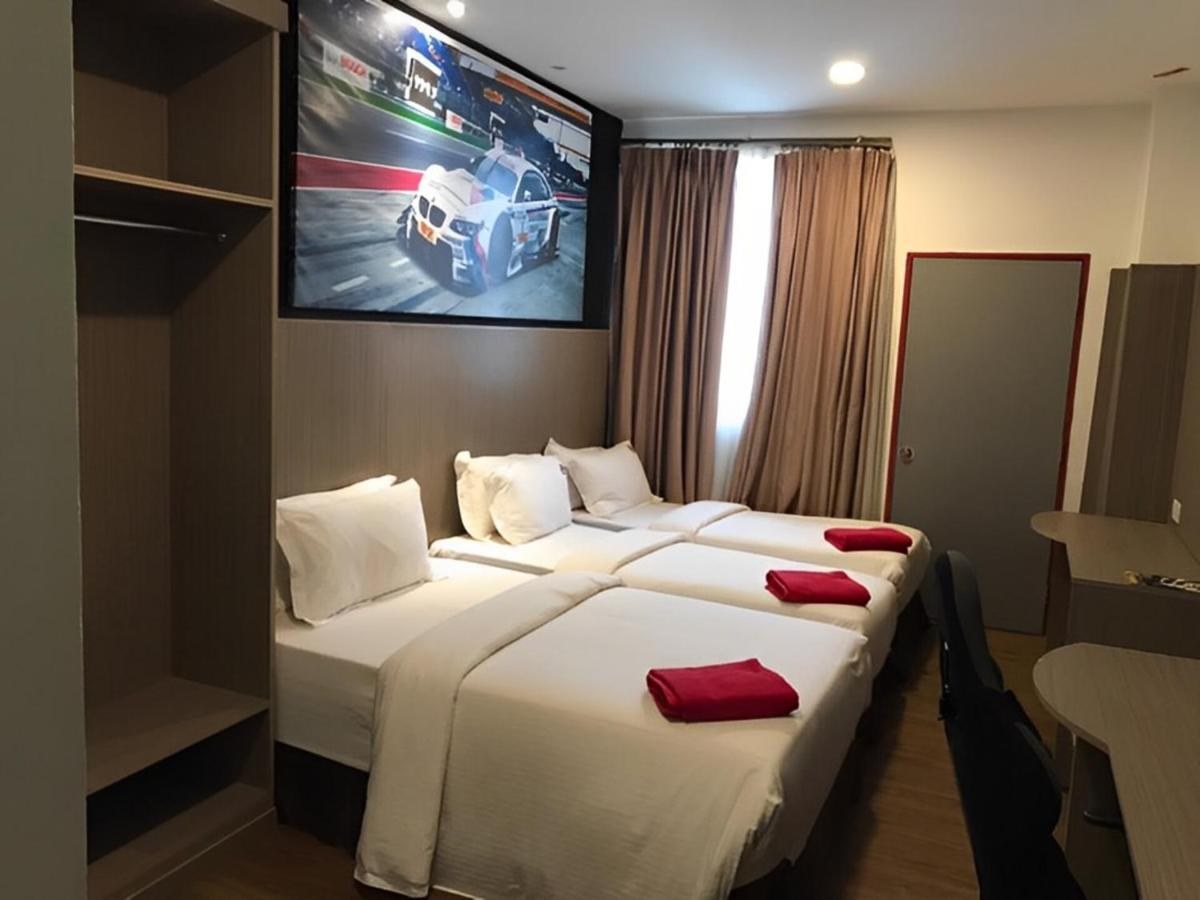 Hype Motorsport Hotel Nilai Eksteriør billede