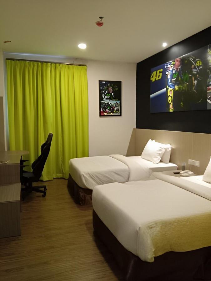 Hype Motorsport Hotel Nilai Eksteriør billede