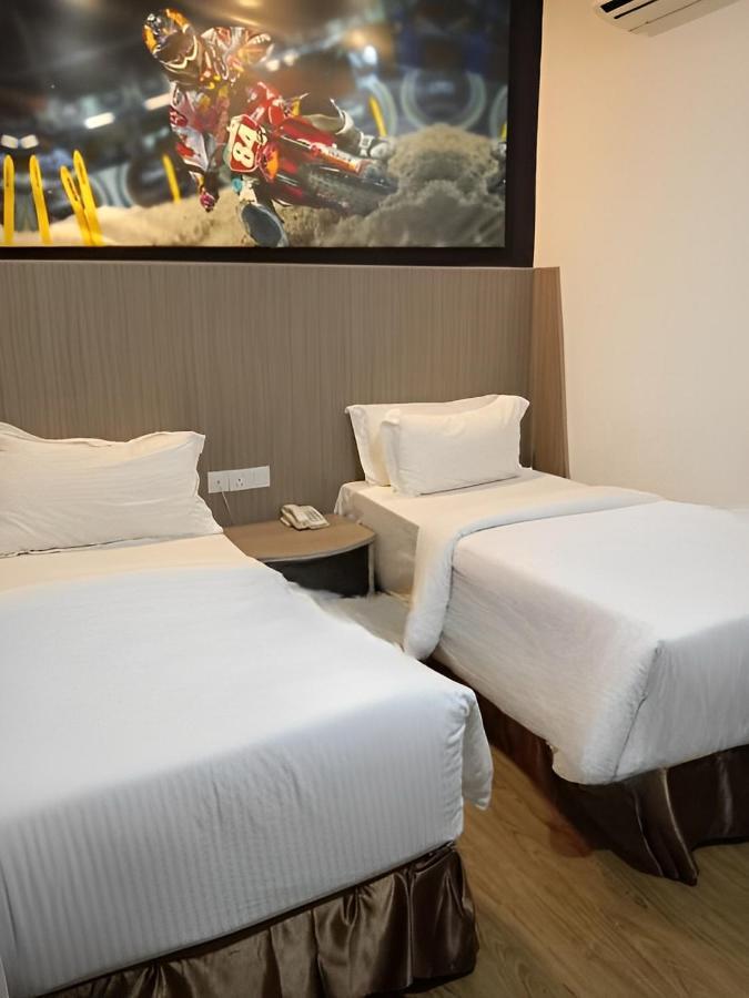 Hype Motorsport Hotel Nilai Eksteriør billede