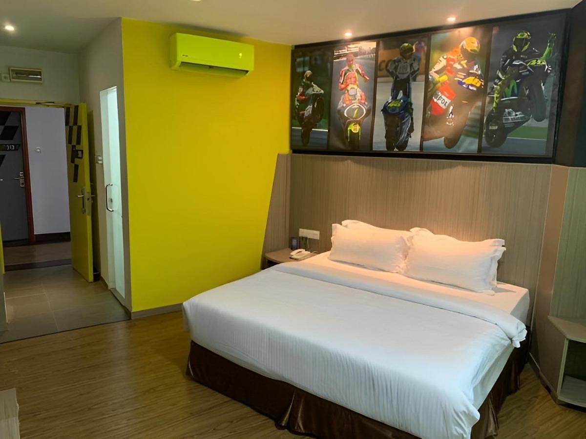 Hype Motorsport Hotel Nilai Eksteriør billede