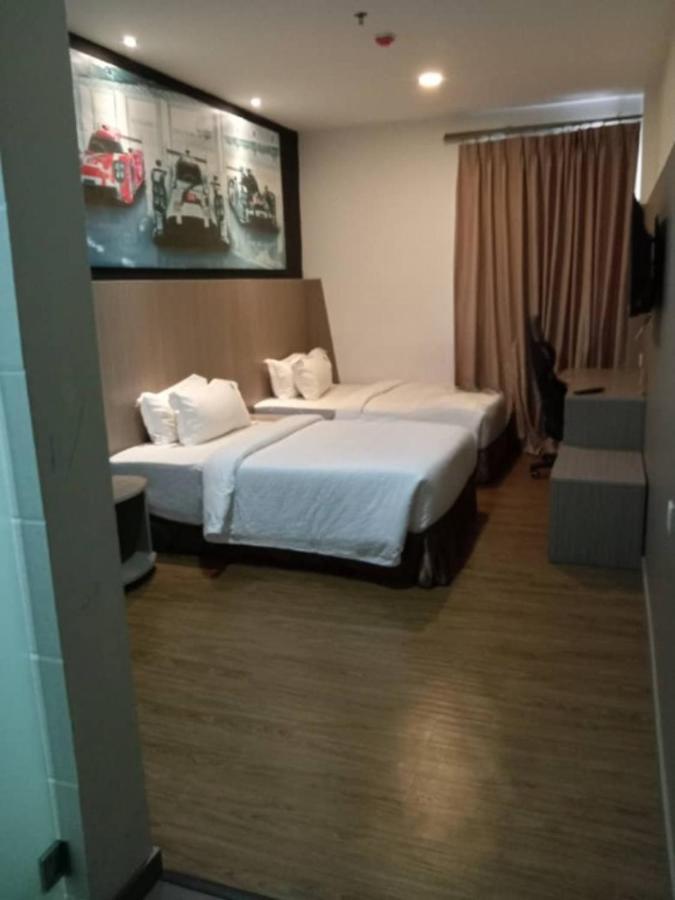 Hype Motorsport Hotel Nilai Eksteriør billede