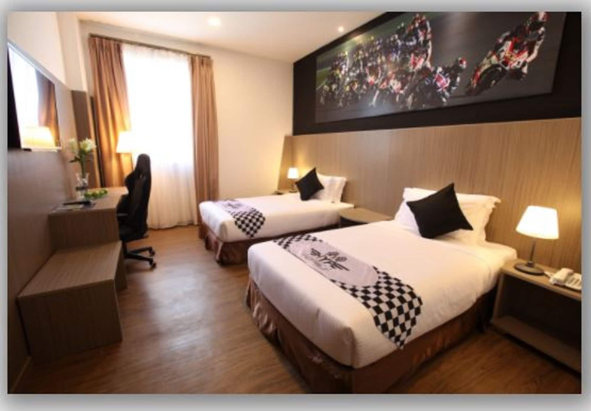 Hype Motorsport Hotel Nilai Eksteriør billede
