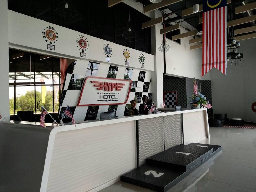 Hype Motorsport Hotel Nilai Eksteriør billede