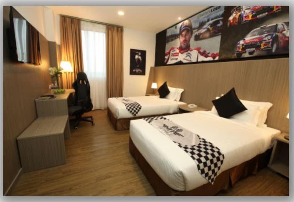 Hype Motorsport Hotel Nilai Eksteriør billede