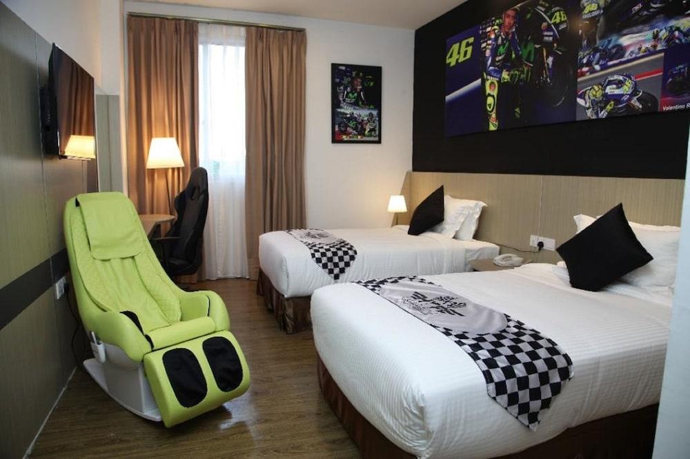 Hype Motorsport Hotel Nilai Eksteriør billede