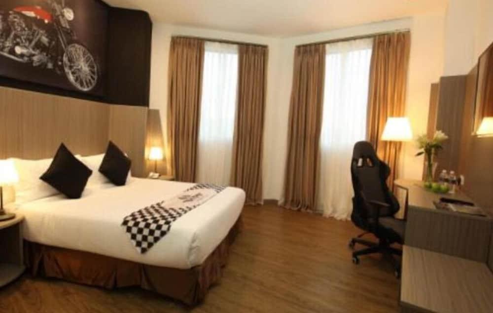 Hype Motorsport Hotel Nilai Eksteriør billede