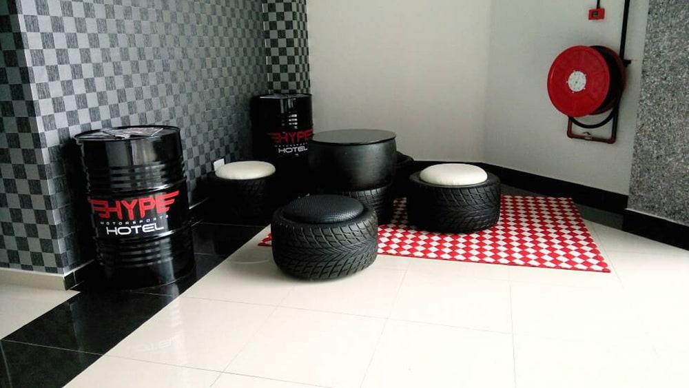 Hype Motorsport Hotel Nilai Eksteriør billede