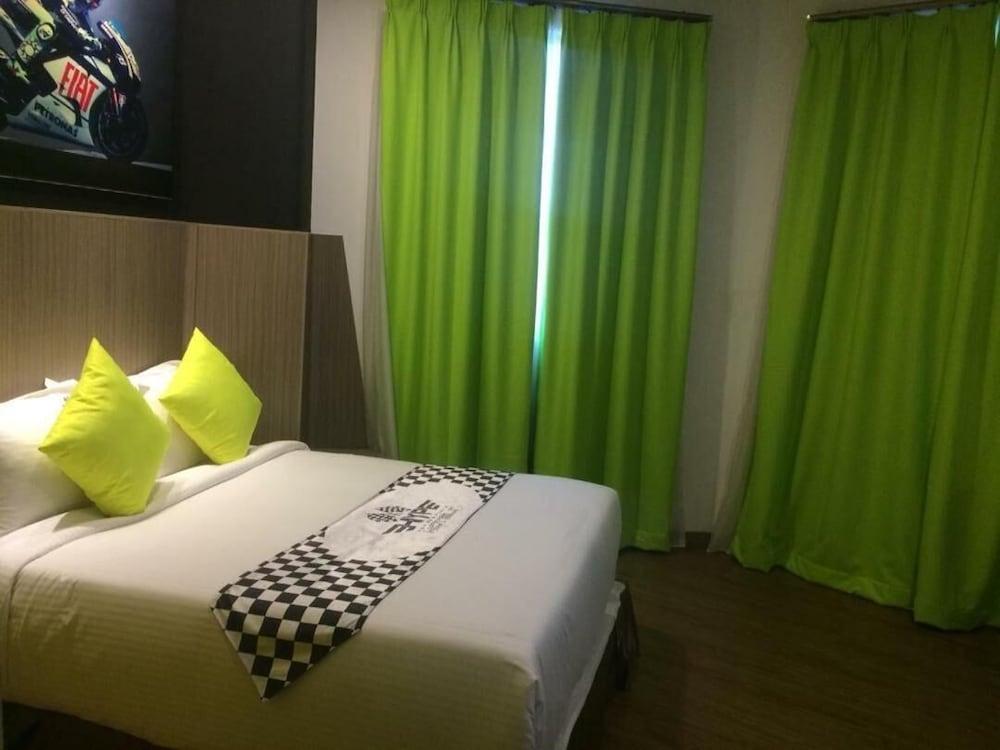 Hype Motorsport Hotel Nilai Eksteriør billede