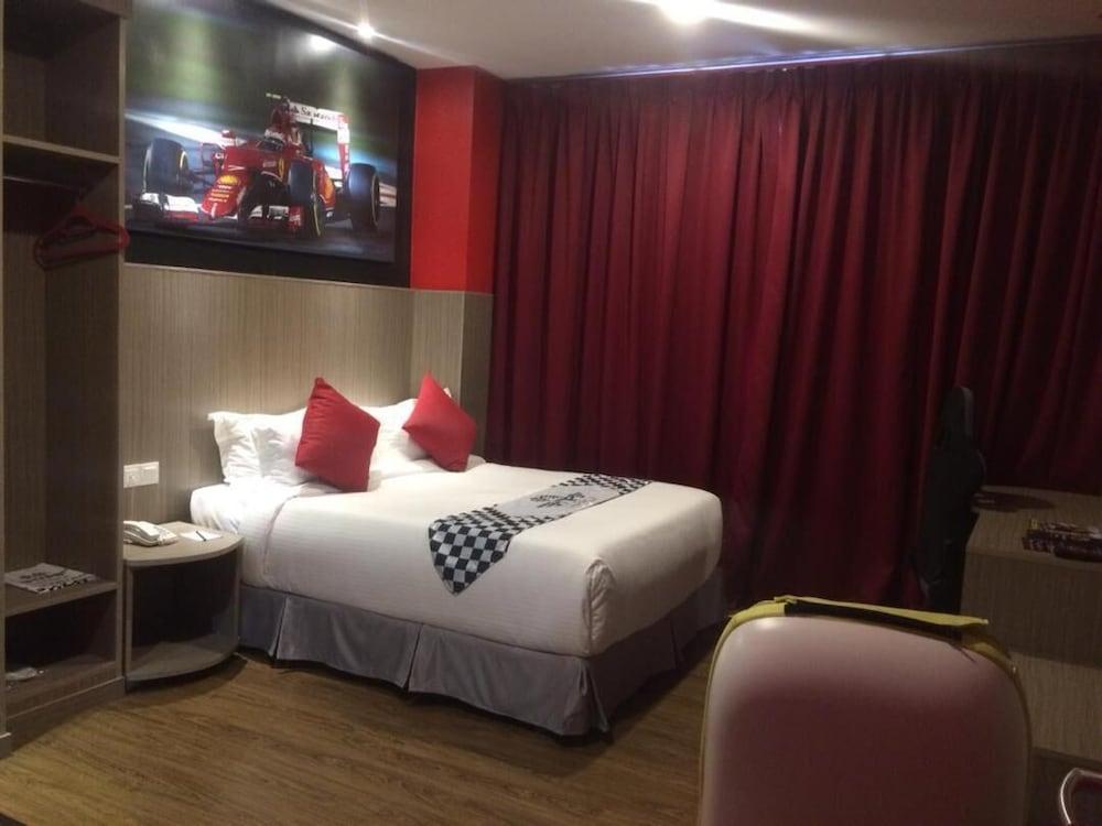 Hype Motorsport Hotel Nilai Eksteriør billede