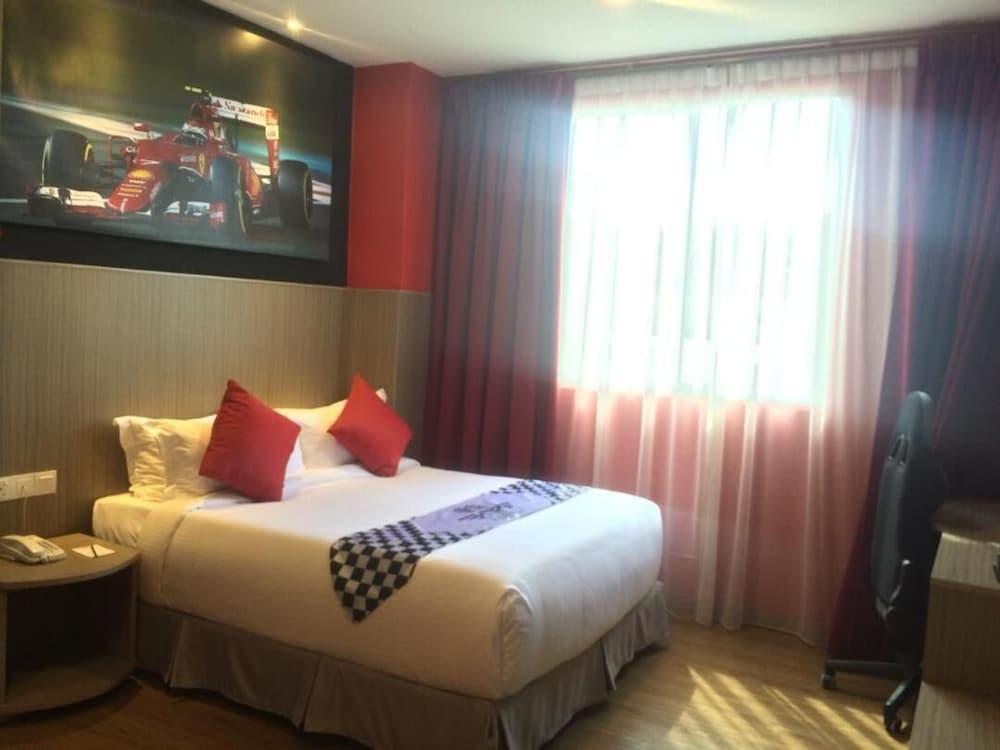 Hype Motorsport Hotel Nilai Eksteriør billede