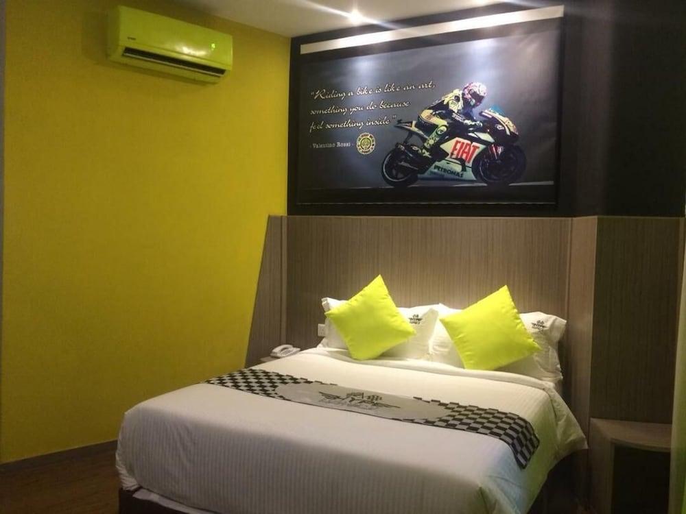 Hype Motorsport Hotel Nilai Eksteriør billede