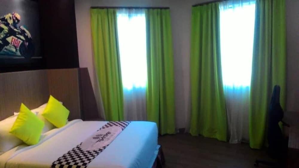Hype Motorsport Hotel Nilai Eksteriør billede