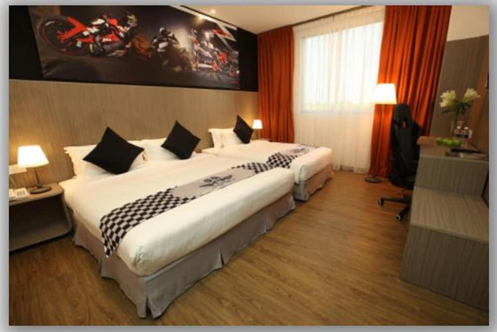 Hype Motorsport Hotel Nilai Eksteriør billede