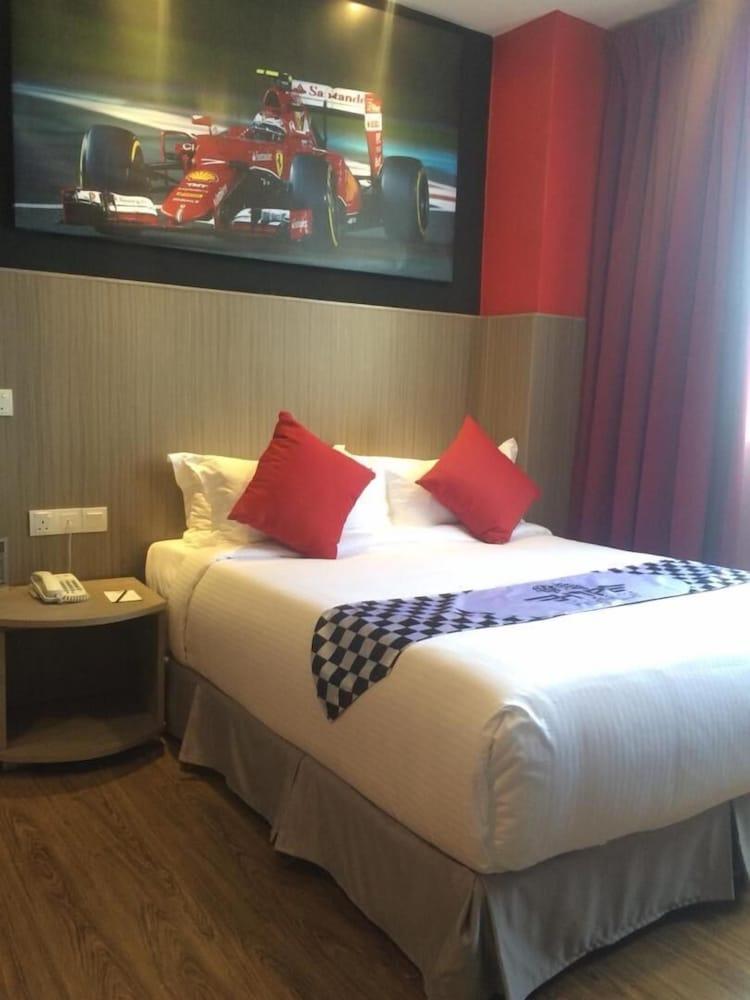 Hype Motorsport Hotel Nilai Eksteriør billede