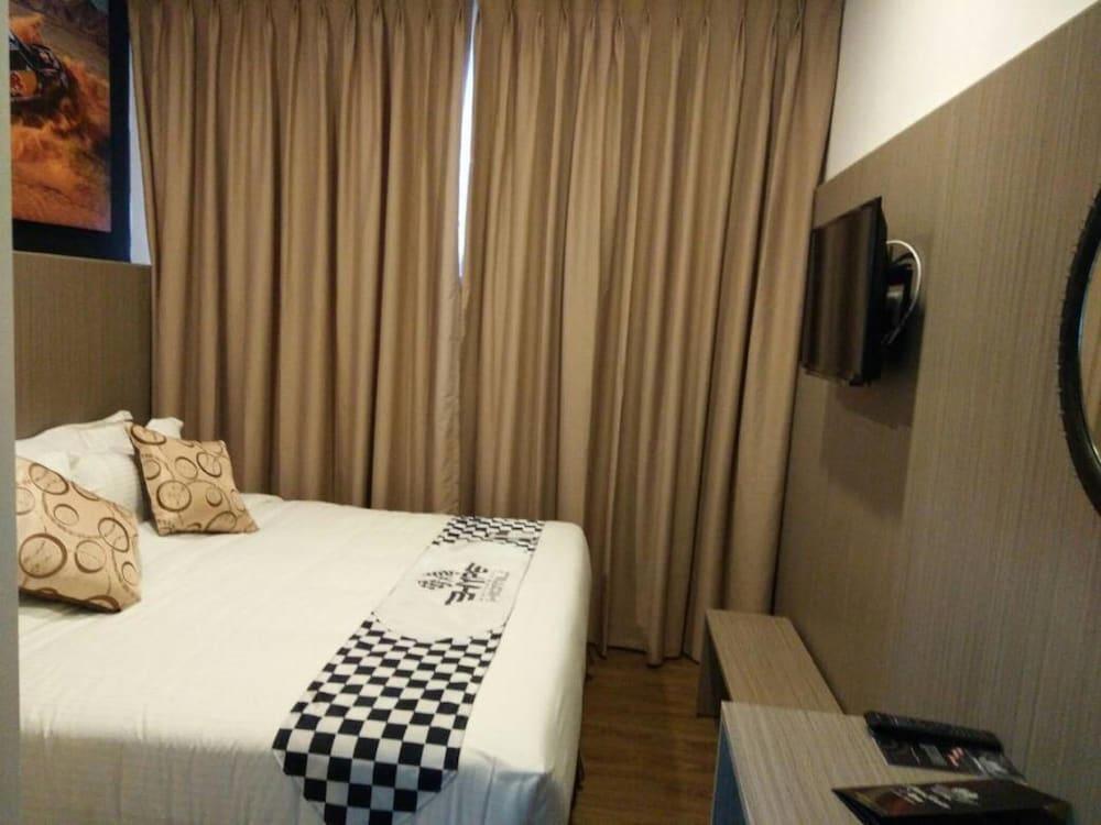 Hype Motorsport Hotel Nilai Eksteriør billede