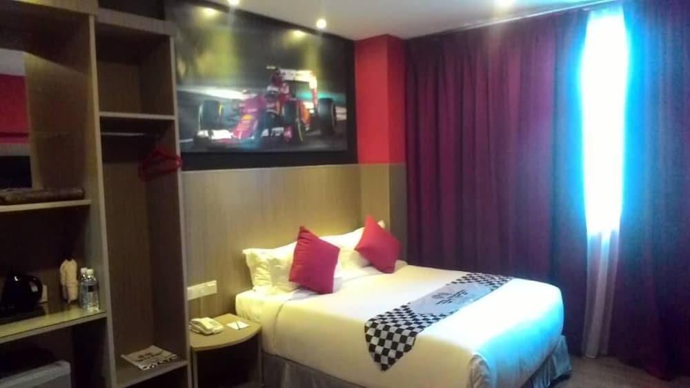 Hype Motorsport Hotel Nilai Eksteriør billede
