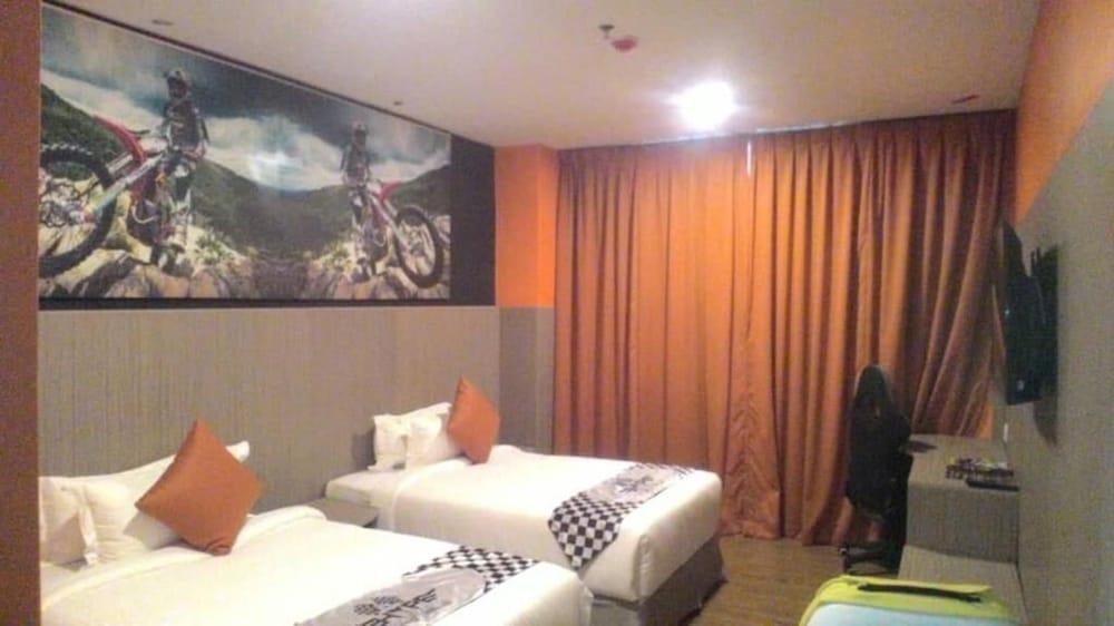 Hype Motorsport Hotel Nilai Eksteriør billede
