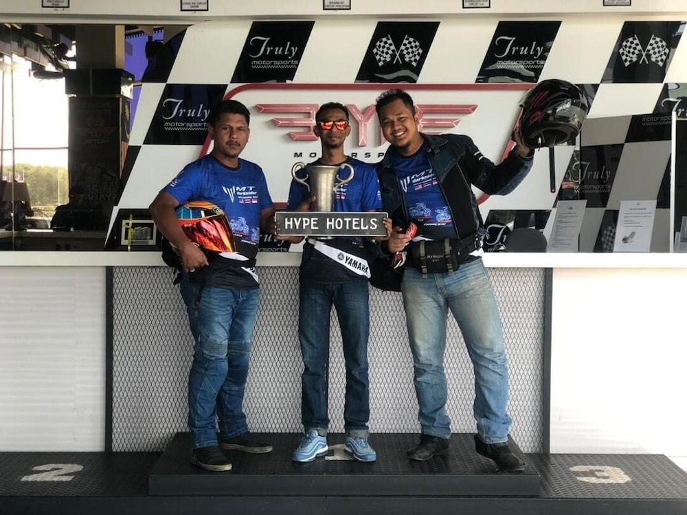 Hype Motorsport Hotel Nilai Eksteriør billede