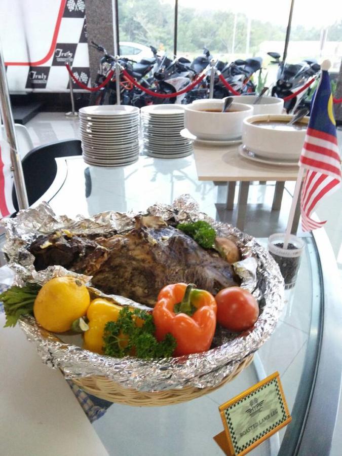 Hype Motorsport Hotel Nilai Eksteriør billede