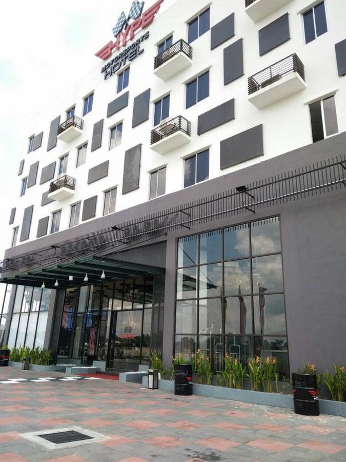 Hype Motorsport Hotel Nilai Eksteriør billede